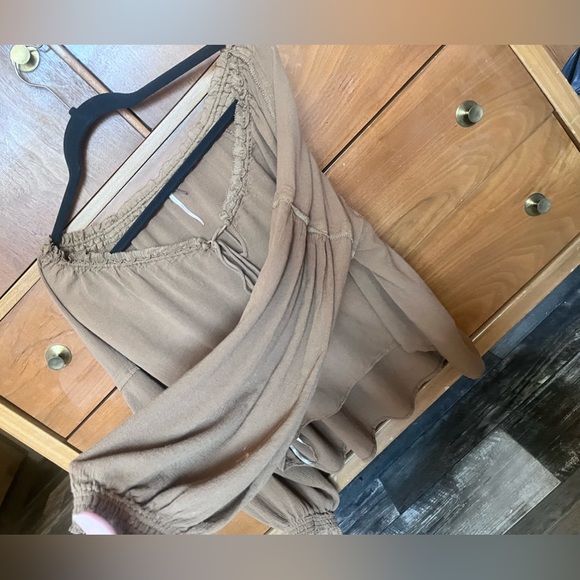 Free People Brown boho flowy crop top cold shoulder bell sleeves • size Large - Picture 12 of 13